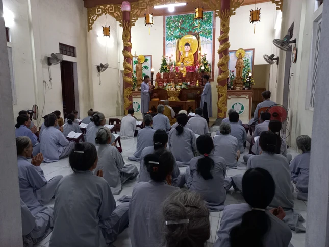 Phật tử tham gia khóa tụng kinh