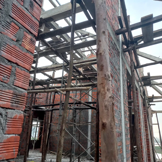 Nhà hậu đang xây dựng dang dở