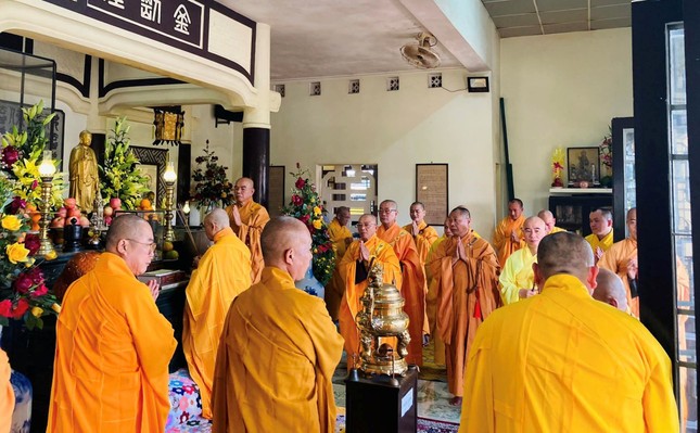 Lễ húy nhật cử hành theo nghi lễ truyền thống Phật giáo Huế - Ảnh: PGH