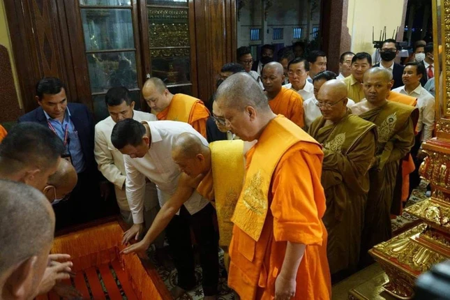 Thủ tướng Hun Manet đảnh lễ nhục thân Đại lão Hòa thượng Tep Vong và kiểm tra công tác chuẩn bị Lễ tang của ngài tại chùa Ounalom - Ảnh tổng hợp