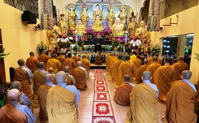 Chư Tăng Ni các tự viện thuộc tổ đình Vĩnh Nghiêm cử hành thời khóa tụng kinh A Di Đà cầu nguyện tại chánh điện chùa Trấn Quốc