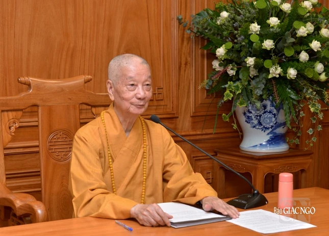 Đức Pháp chủ - Đại lão Hòa thượng Thích Trí Quảng chủ trì buổi họp
