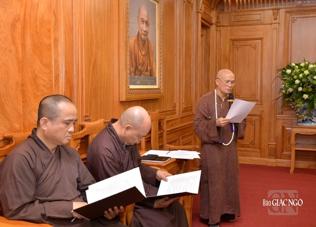 Thượng tọa Thích Giác Dũng, Thư ký Văn phòng II Hội đồng Chứng minh bạch trình các tờ trình của Ban Thường trực Hội đồng Trị sự lên Đức Pháp chủ và Hội đồng Chứng minh