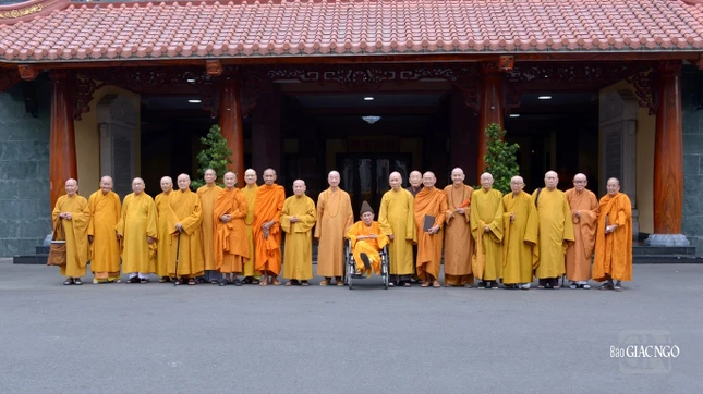 Chư vị Trưởng lão Ban Thường trực Hội đồng Chứng minh trước sảnh Việt Nam Quốc Tự