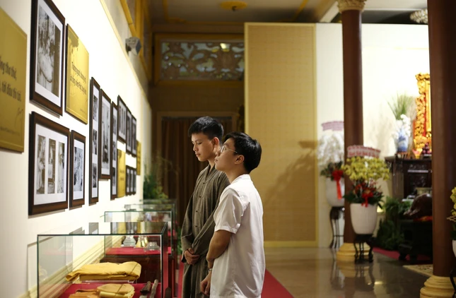 Các bạn trẻ chiêm bái ảnh tư liệu, pháp ngữ và các hiện vật giản dị gắn bó với cuộc đời và đạo nghiệp của Đại lão Hòa thượng Thích Trí Tịnh Các bạn trẻ chiêm bái ảnh tư liệu, pháp ngữ và các hiện vật giản dị gắn bó với cuộc đời và đạo nghiệp của Đại lão Hòa thượng Thích Trí Tịnh