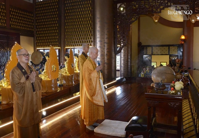 Hòa thượng Phương trượng chùa Huê Nghiêm thân lâm chứng minh, hướng dẫn lễ sám hối và phát nguyện cho người mới phát tâm quy y Tam bảo