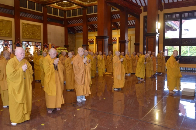 Chư vị giáo phẩm xưng tán và đảnh lễ Tam bảo