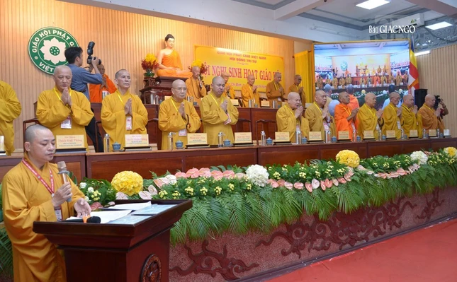 Chư vị giáo phẩm chứng minh, chủ tọa hội nghị trong nghi thức niệm Phật cầu gia bị - Ảnh: Bảo Toàn