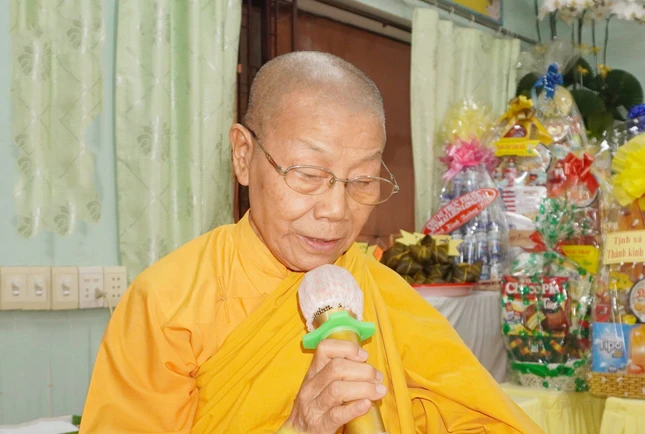 Ni trưởng Thích nữ Tín Liên cung tuyên sơ lược tiểu sử Ni trưởng Huỳnh Liên