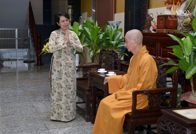 Bà Tô Thị Bích Châu, Phó Chủ tịch Ủy ban T.Ư MTTQVN chúc mừng Đức Pháp chủ nhân Đại lễ Phật đản Phật lịch 2568