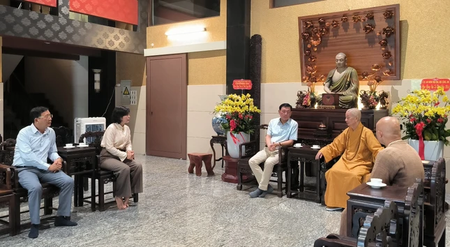 Tại chùa Huê Nghiêm