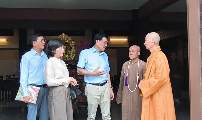 Trung tướng Phạm Ngọc Việt và phái đoàn Cục An ninh nội địa tại chùa Huê Nghiêm