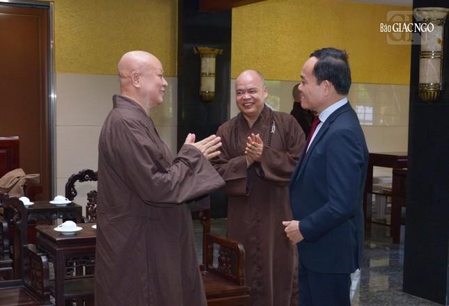 Và trao đổi trong không khí hoan hỷ