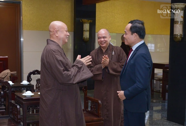 Và trao đổi trong không khí hoan hỷ