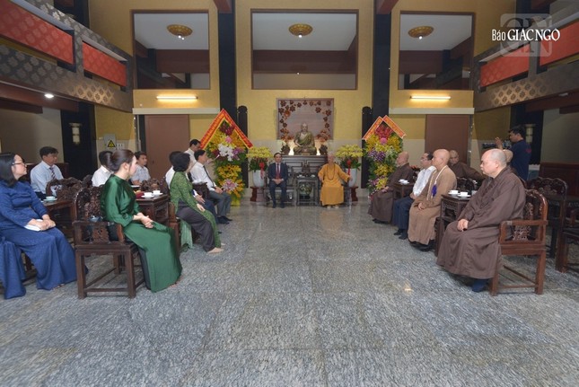 Quang cảnh buổi thăm của phái đoàn Chính phủ tại chùa Huê Nghiêm