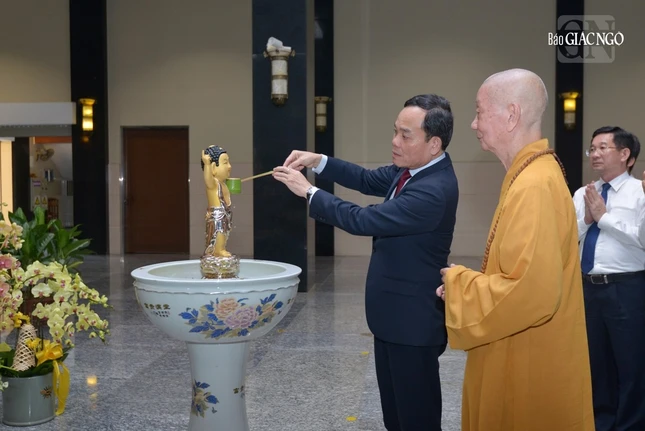 Phó Thủ tướng Trần Lưu Quang thực hiện nghi thức Tắm Phật truyền thống trong dịp thăm Đức Pháp chủ GHPGVN