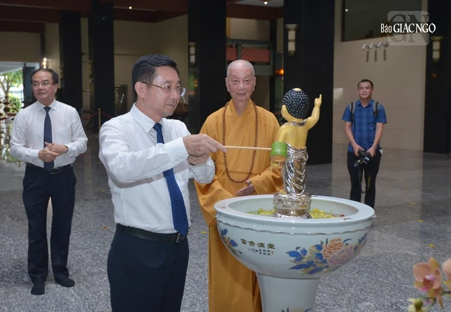 Các vị trong phái đoàn thực hiện nghi thức Tắm Phật