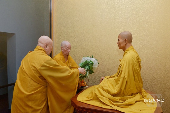 Đức Pháp chủ và Hòa thượng Thích Lệ Trang, Trưởng ban Trị sự GHPGVN TP.HCM dâng hoa cúng dường