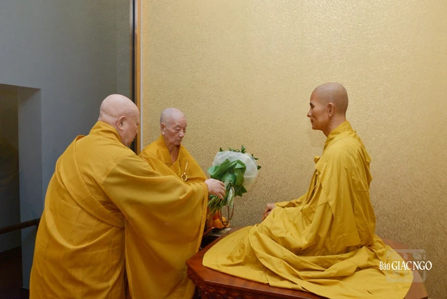 Đức Pháp chủ và Hòa thượng Thích Lệ Trang, Trưởng ban Trị sự GHPGVN TP.HCM dâng hoa cúng dường