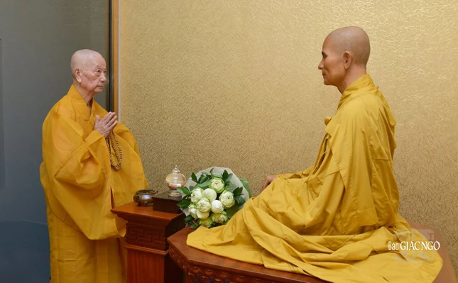 Đức Pháp chủ đảnh lễ tưởng niệm