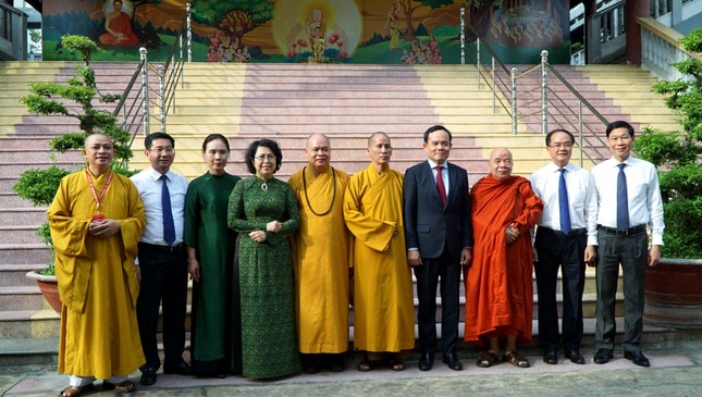 Chụp hình lưu niệm tại thiền viện Quảng Đức