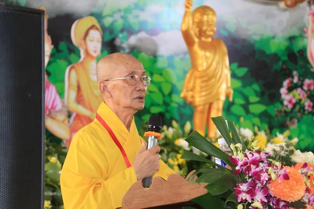 Hoà thượng Thích Chơn Minh tuyên đọc Diễn văn Phật đản của Trưởng lão Hòa thượng Chủ tịch Hội đồng Trị sự