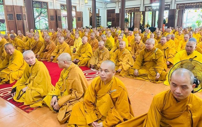 Chư Tăng trong lễ thọ pháp an cư tại chùa Long Sơn
