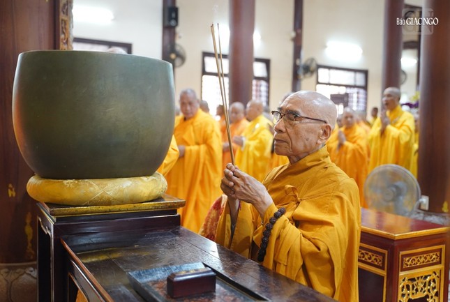 Trưởng lão Hòa thượng Thích Quang Nhuận niêm hương bạch Phật