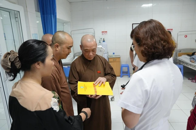 Hòa thượng trao quà chia sẻ với những người không may bị hỏa hoạn