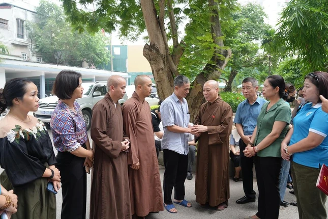 Hòa thượng Thích Bảo Nghiêm thăm hỏi và động viên người nhà của các nạn nhân vụ hỏa hoạn