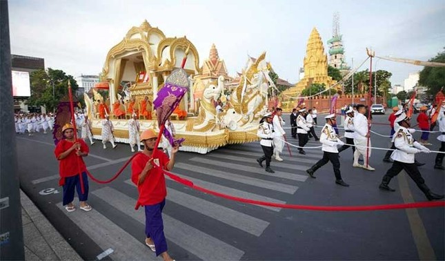 Đoàn rước kim quan Đức Tăng vương Tep Vong - Ảnh: AKP