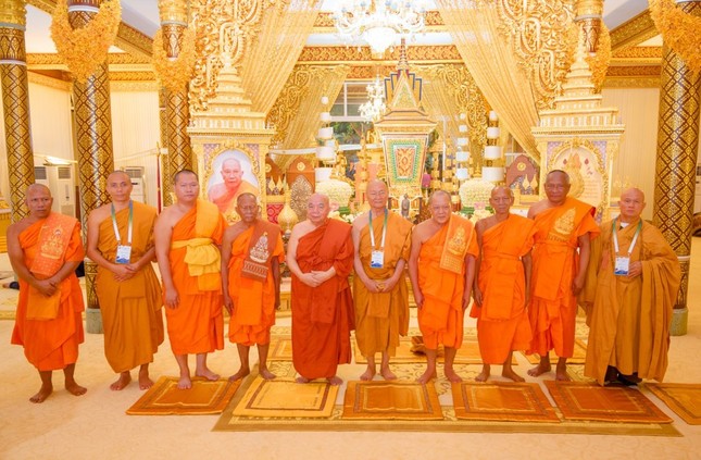 Phái đoàn GHPGVN tham dự lễ trà-tỳ Đức Đại lão Hòa thượng Tep Vong - Ảnh: Đăng Huy