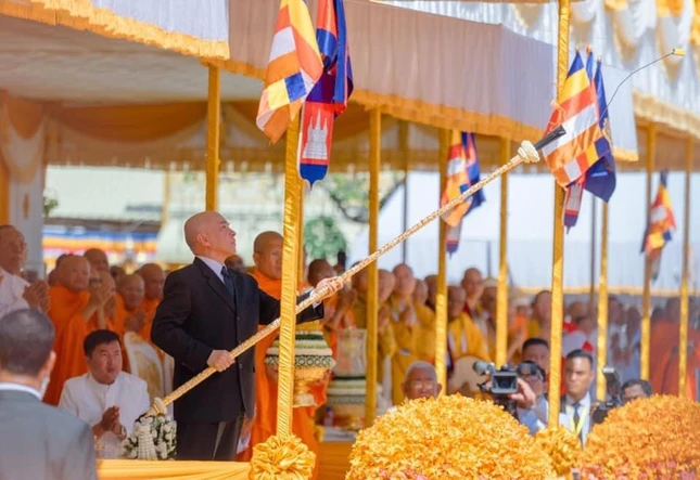 Quốc vương Norodom Sihamuni châm lửa, bắt đầu nghi thức trà-tỳ