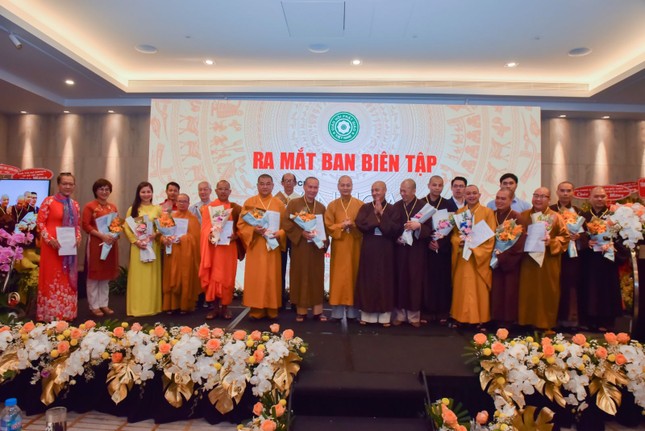 Ban Biên tập Tạp chí Văn Hóa Phật Giáo trong lễ ra mắt tại khách sạn New World, 9-2020