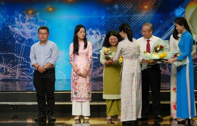 Nhà báo Hạnh Ý, phóng viên Báo Giác Ngộ thứ ba từ trái qua nhận giải khuyến khích tại lễ trao giải