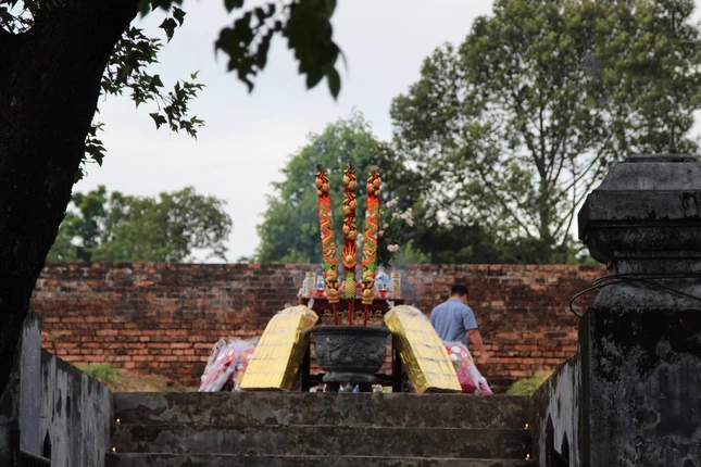 Hương khói tại Đàn Âm Hồn