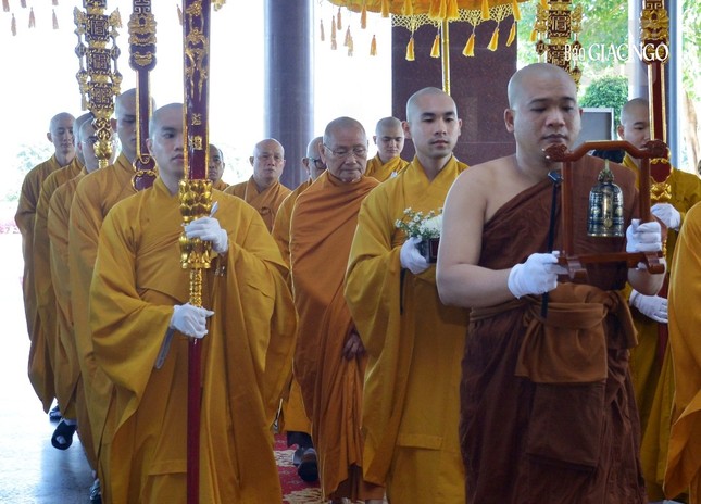 Cung nghinh Trưởng lão Hòa thượng Viên Minh, Phó Pháp chủ và chư vị Trưởng lão Hội đồng Chứng minh quang lâm