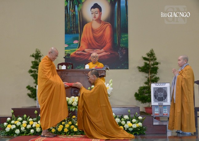 Trưởng lão Hòa thượng Viên Minh đại diện trao tịnh tài thuộc Quỹ học bổng Đức Nhuận của Hội đồng Chứng minh đến đại diện Hội đồng Điều hành, Ban Quản viện Tăng, Ni