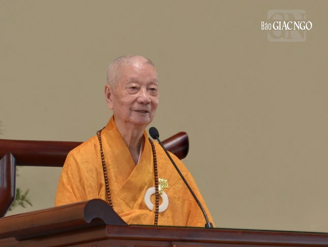 Đức Pháp chủ GHPGVN sách tấn, chia sẻ kinh nghiệm tu tập với Tăng Ni trẻ