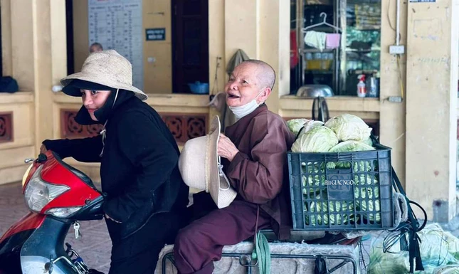 Ngồi lên chiếc xe máy do Phật tử chở, Sư cụ vẫn không quên ngoảnh lại chào những Ni nhỏ với tiếng vọng để lại: “Các Thầy cố gắng tu học giỏi nhé!” - Ảnh chụp tại Trường Trung cấp Phật học Hà Nội ngày 29-6-2024 Ngồi lên chiếc xe máy do Phật tử chở, Sư cụ vẫn không quên ngoảnh lại chào những Ni nhỏ với tiếng vọng để lại: “Các Thầy cố gắng tu học giỏi nhé!” - Ảnh chụp tại Trường Trung cấp Phật học Hà Nội ngày 29-6-2024