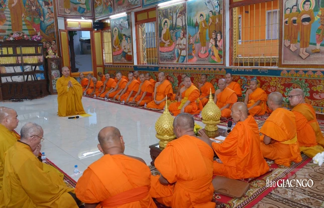 Đại đức Nhuận Đức quỳ trước chư vị giáo phẩm và chư Tăng khẩn thiết sám hối và bày tỏ lời xin lỗi đối với đồng bào Khmer vì những lời và thái độ khiếm nhã, bỡn cợt