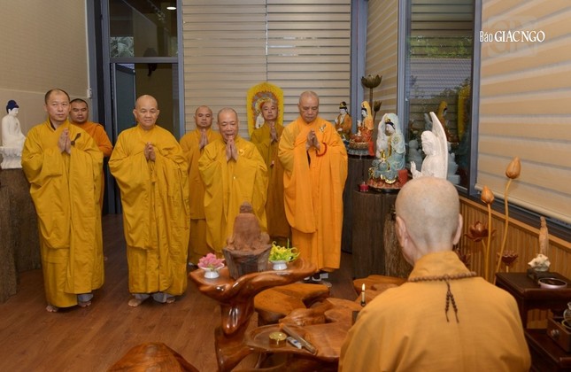 Hòa thượng Thích Bảo Nghiêm và chư tôn đức Ban Hoằng pháp T.Ư bạch trình Đức Pháp chủ Hòa thượng Thích Bảo Nghiêm và chư tôn đức Ban Hoằng pháp T.Ư bạch trình Đức Pháp chủ