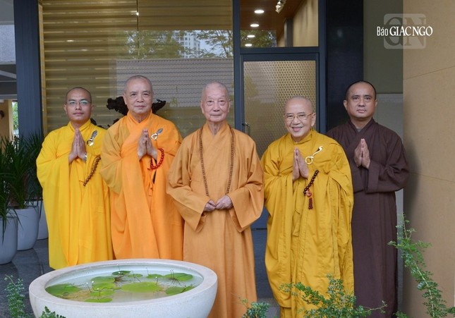 Chư tôn đức Ban Trị sự GHPGVN tỉnh Thừa Thiên Huế với Đức Pháp chủ tại chùa Huê Nghiêm Chư tôn đức Ban Trị sự GHPGVN tỉnh Thừa Thiên Huế với Đức Pháp chủ tại chùa Huê Nghiêm