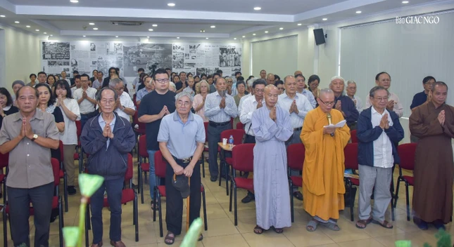 Chư Tăng và các giáo sư, chư vị thiện hữu tri thức trong nghi thức tưởng niệm