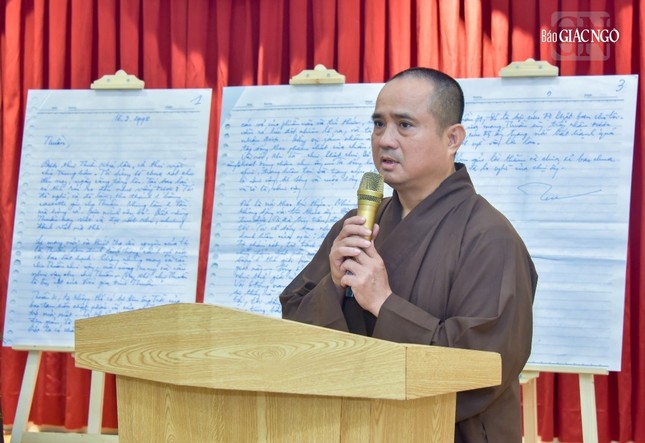 Thượng tọa Thích Tâm Hải, Tổng Biên tập Báo Giác Ngộ trong vai trò người dẫn chuyện của buổi lễ, cuộc gặp gỡ tưởng niệm Giáo sư Cao Huy Thuần