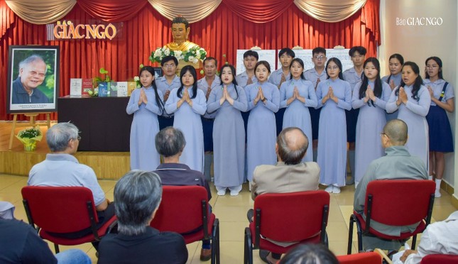 Gia đình Phật tử Đức Minh (chùa Vạn Đức) thể hiện nhạc phẩm Sen Trắng trong lễ tưởng niệm