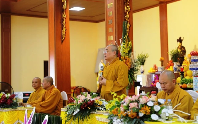 Trưởng lão Hòa thượng Thích Thanh Nhiễu sách tấn chư hành giả an cư