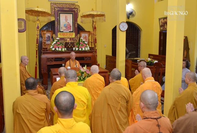 Tăng Ni khánh tuế Đức Pháp chủ theo nghi thức thiền môn của tổ đình Tăng Ni khánh tuế Đức Pháp chủ theo nghi thức thiền môn của tổ đình