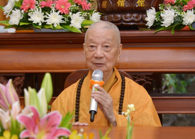 Đức Pháp chủ huấn thị cho Tăng Ni hiện diện, bày tỏ mong muốn môn hạ tông phong Thiên Thai thiền giáo tông nỗ lực học theo hạnh của Tổ sư, tinh tấn tu tập và hành đạo Đức Pháp chủ huấn thị cho Tăng Ni hiện diện, bày tỏ mong muốn môn hạ tông phong Thiên Thai thiền giáo tông nỗ lực học theo hạnh của Tổ sư, tinh tấn tu tập và hành đạo