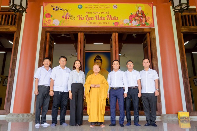 Phái đoàn đại diện Công an TP.HCM thăm Trưởng lão Hòa thượng Thích Thiện Nhơn - Ảnh: Đăng Huy